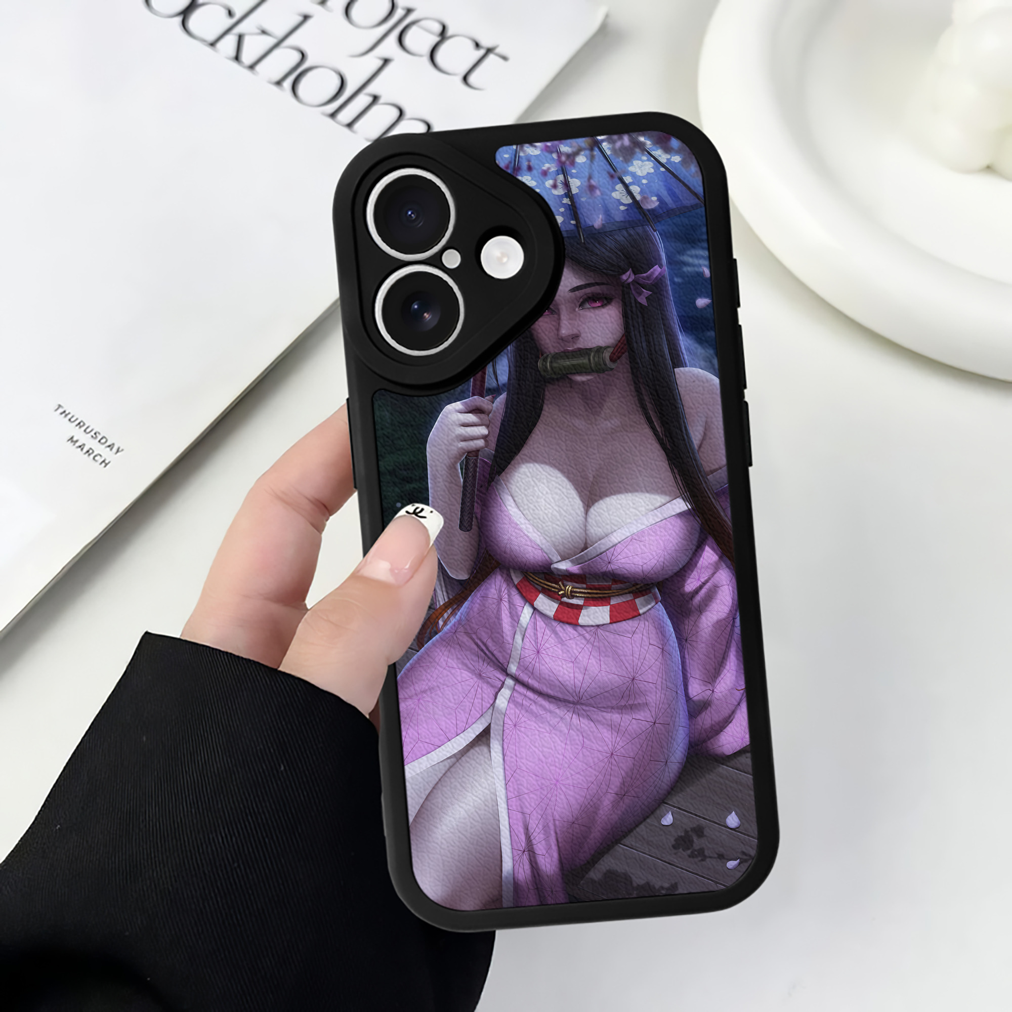 （画像用） 鬼滅の刃（きめつのやいば）竈門 禰󠄀豆子／かまど ねずこ Kamado Nezuko 【iPhone 16シリーズ対応】シリコンスマホケース（レザー調） 材質：シリコン